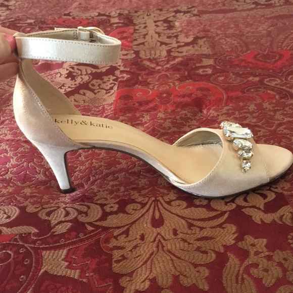 K & K, gold, 3 inch heels, 7.5M, gems on toes. - Picture 7 of 8